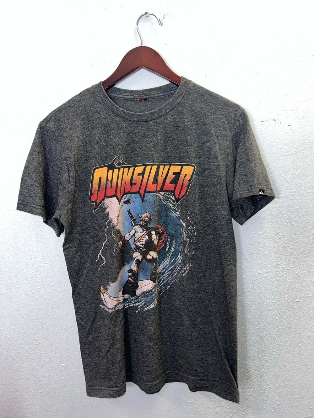 Y2K Quiksilver T Shirt Mens Small Charcoal Grey Viking Barbarian Surfing Tee
